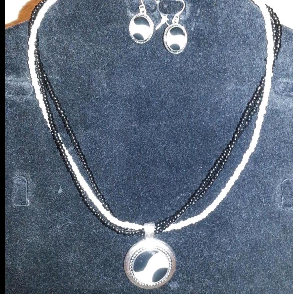 Black & white necklace /earring set.